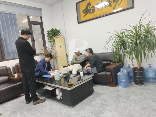 客戶親臨現場,感受我司工業(yè)烘干機的高效生產力